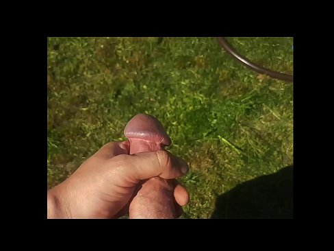 ❤️ Una guapa calenta es folla el seu cony rosa i es corre amb un esquitxat en un jardí d'estiu ❤️ Súper porno al ca.tvmarket.top ❌️